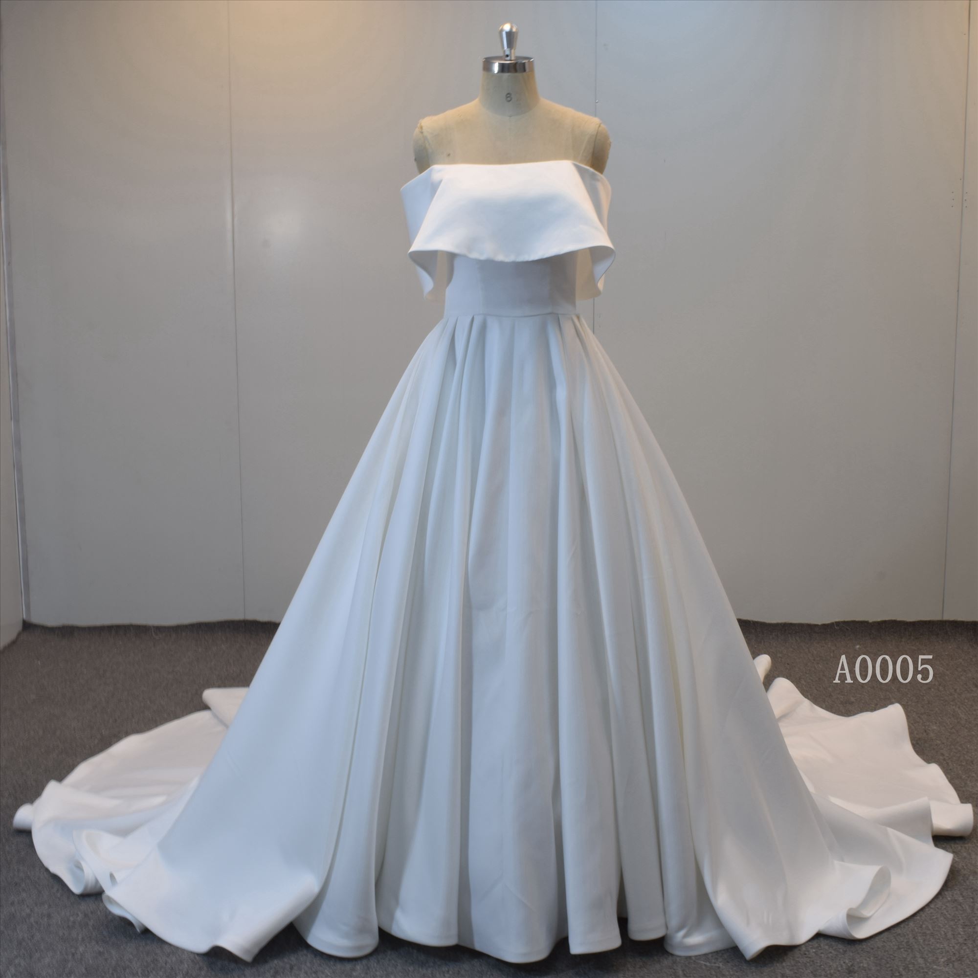 Satin Bridal Gown Ball Gown Straight Neckline Wedding Dress in Wholesale Price