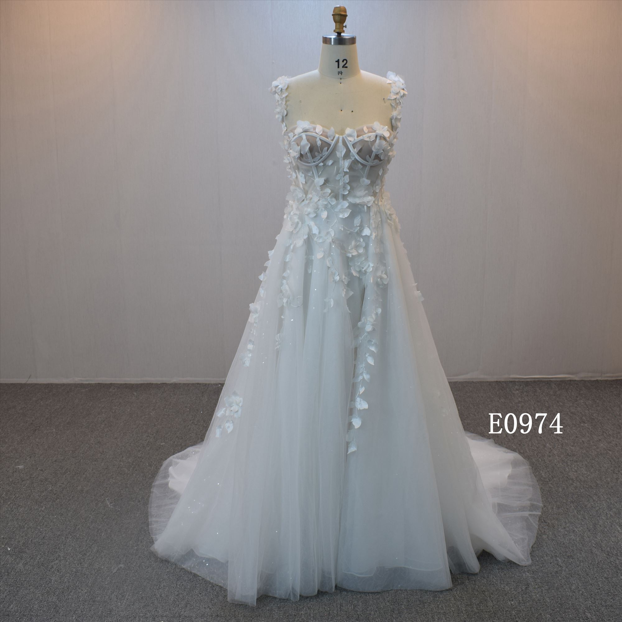 Lastest design A-line bridal dress guangzhou factory made elegant Lace bridal dress