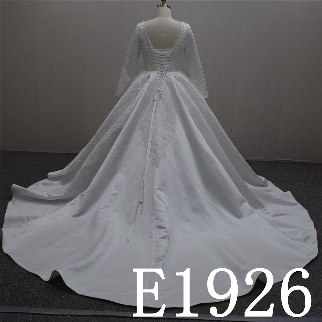 Popular Design Satin V-neck with long sleeves Hand Made wedding Dress