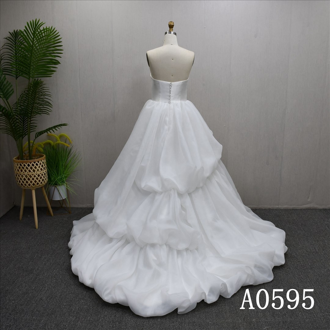 2025 Luxury Elegant Sleeveless Zipper Plus Decorative Button Bridal Gowns