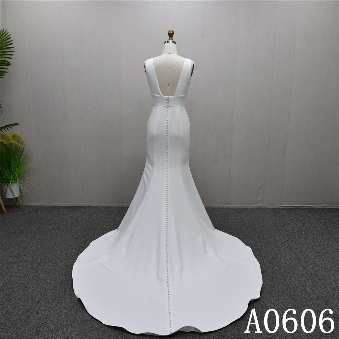 2025 Luxury Elegant Strap V Neckline Back Decorative Button Bridal Gowns