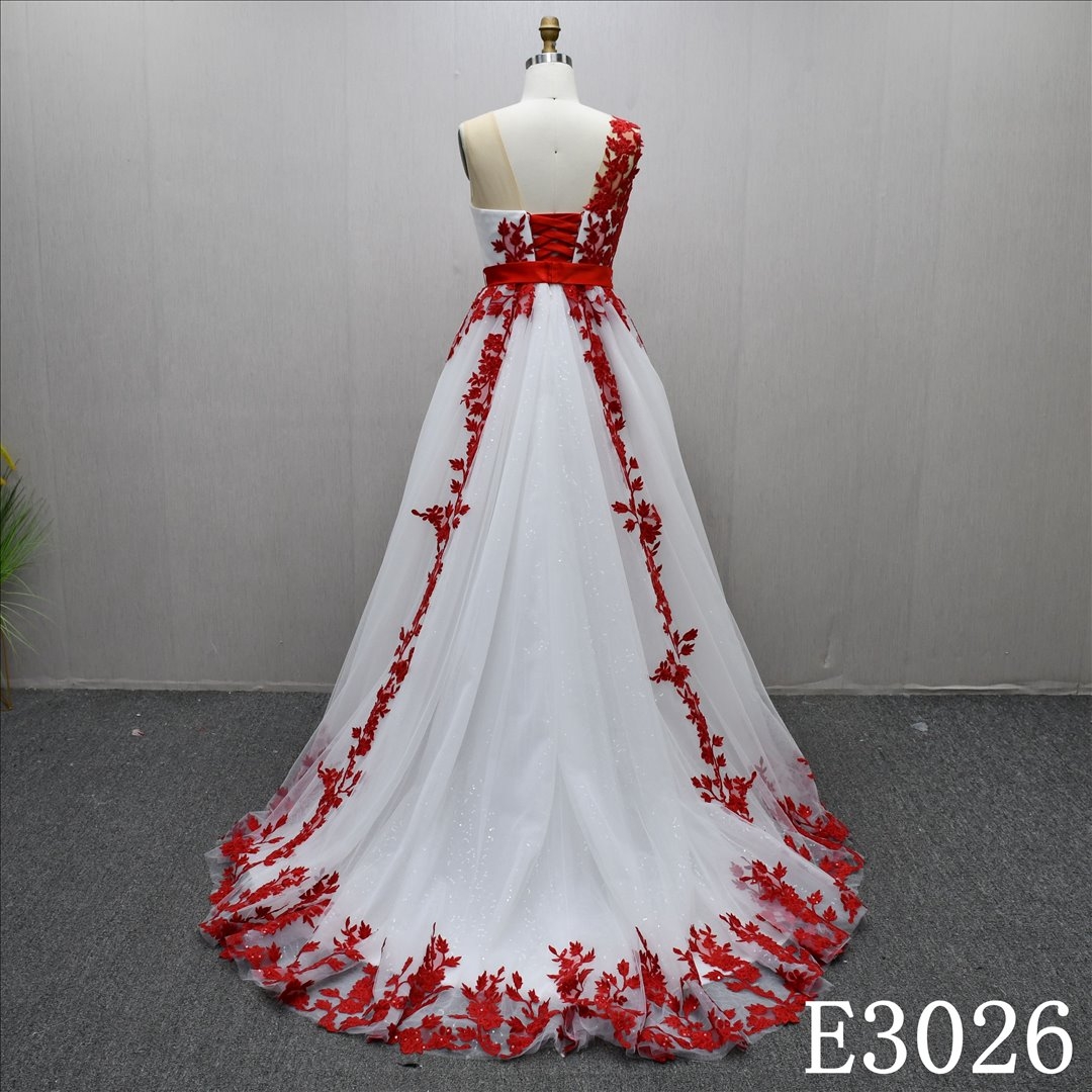 New Design Red And White Wedding Dresses Applique Sequins Lace Bridal Gowns