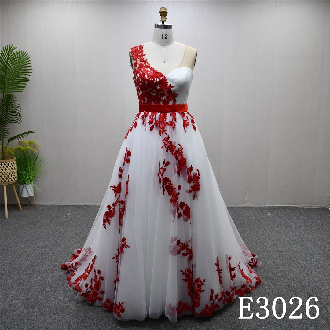 New Design Red And White Wedding Dresses Applique Sequins Lace Bridal Gowns