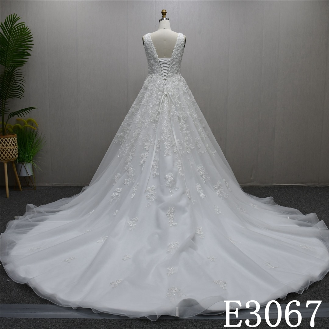 Elegant V-neckline Beaded Applique Bridal Gowns A-Line Ball Gown Wedding Dress