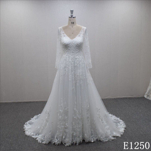 2023 New design Honorable   A-line V- neck lace appliqued Real Photo  bridal dress