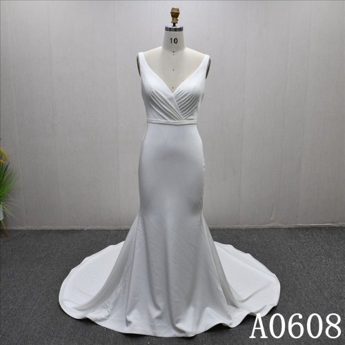 New Design Luxury Elegant Strap V Neckline Back Decorative Button Bridal Gowns